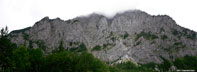 A sziklafal. Baloldali ormon visz fel a Kaiser Franz-Josef Klettersteig és attól mégbalrább vezet fel a normál út